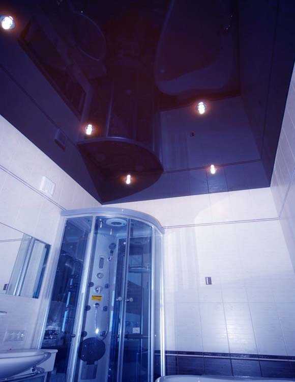Натяжной потолок в ванной: 40 фото глянцевых, матовых, разных цветов
