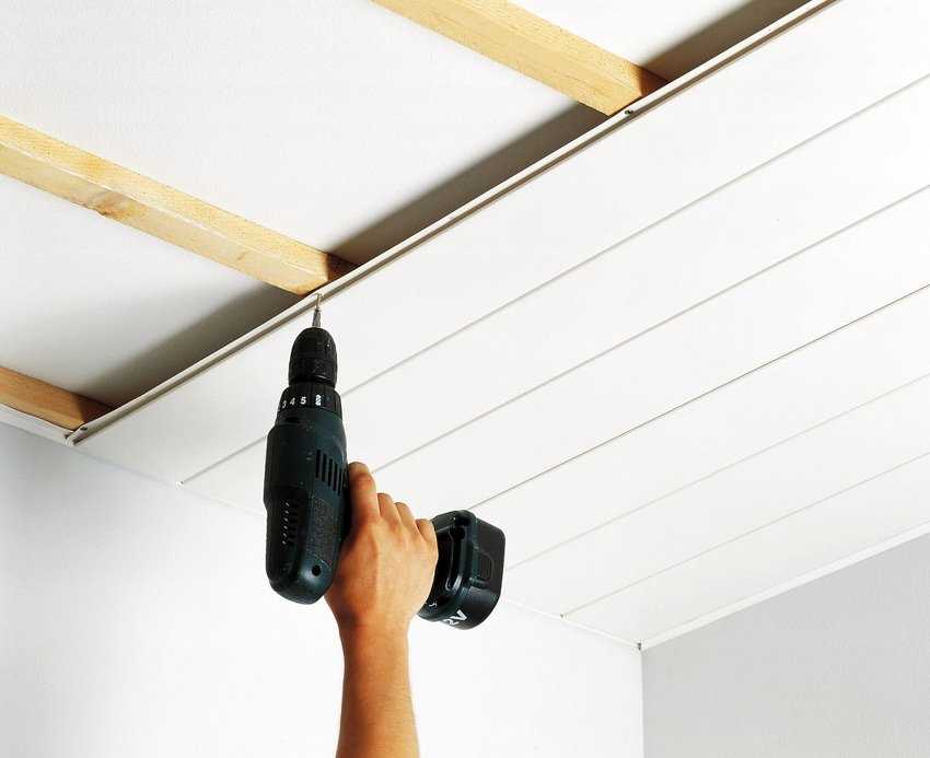 Чем лучше подшить потолок в частном доме