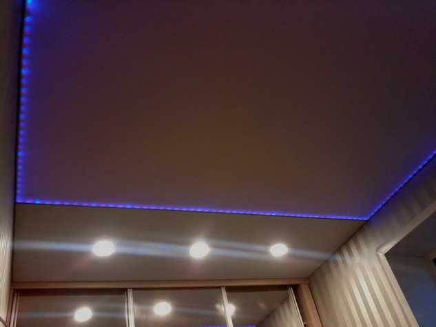 Установка и фото натяжных потолков с подсветкой по периметру