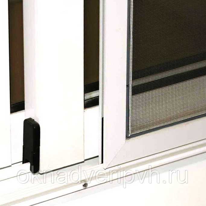 Рекомендации, как снять москитную сетку с пластикового окна: рамочную, раздвижную на плунжере Особенность такой конструкции заключается в способности отодвигаться в сторону, используя для этого специальные бегунки и направляющие